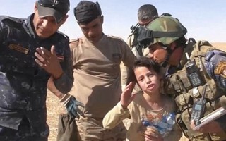 Bé gái 10 tuổi mừng run người sau khi thoát khỏi tay IS