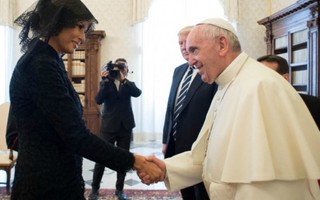 Vì sao bà Melania Trump mặc đồ đen, đeo mạng khi gặp Giáo hoàng?