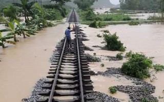 Đường sắt Bắc-Nam tê liệt, Quảng Bình ngập trong nước