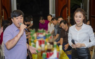 Phương Oanh ‘Quỳnh búp bê’ khoe giọng hát mộc khi về quê họp fan