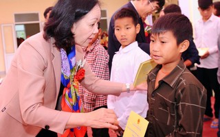 Giúp trẻ em dân tộc Đan Lai vơi bớt khó khăn khi đến trường