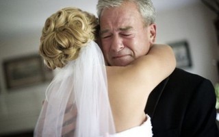 Cha bật khóc trong ngày cưới của con gái
