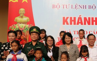 Quyền Chủ tịch nước Đặng Thị Ngọc Thịnh thăm, tặng quà và động viên nhân dân khu vực biên giới
