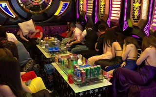 TPHCM: Hàng chục 'chân dài' mặc hở hang hát karaoke với khách