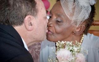 Cô dâu 106, chú rể 66 tuổi lần đầu 'lên xe hoa'
