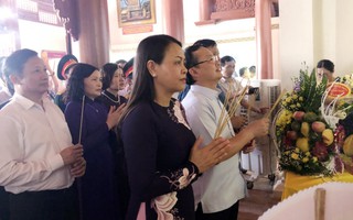 Chủ tịch Hội LHPNVN Nguyễn Thị Thu Hà dâng hương tưởng niệm các nữ liệt sĩ, anh hùng