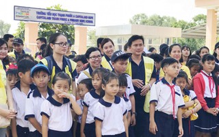 CapitaLand tặng quà và học bổng cho 1.000 học sinh nhân ngày Nhà giáo Việt Nam