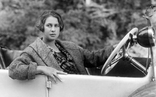Người phụ nữ đầu tiên trên thế giới đi ô tô vòng quanh trái đất