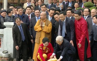 Tổng Bí thư, Chủ tịch nước Nguyễn Phú Trọng và kiều bào thả cá chép ở hồ Hoàn Kiếm