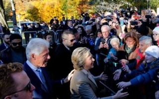 Bà Hillary Clinton được chồng hộ tống đi bỏ phiếu