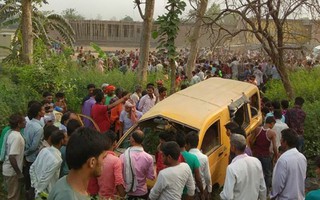 13 học sinh thiệt mạng trong tai nạn tàu hỏa đâm xe buýt thảm khốc ở Ấn Độ