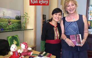 Cô gái dân tộc Thái đen quyết đưa sản phẩm dệt thổ cẩm về thành phố 