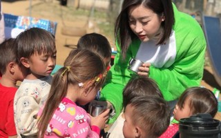 Hoa hậu Đỗ Mỹ Linh trở lại nơi 'cõng điện lên bản' thăm trẻ nghèo