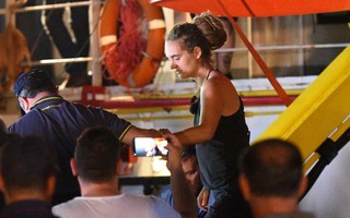 Làn sóng phản đối Italy bắt giữ nữ thuyền trưởng cứu người di cư