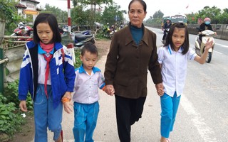 Bước chân không mỏi của người phụ nữ 20 năm đưa học sinh qua đường