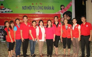 339 trẻ thiệt thòi nhận quà của Hội Chữ thập đỏ Việt Nam