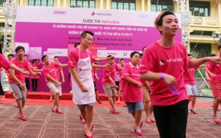 Hoàng Bách đi giày cao gót hồng, nhảy flashmob