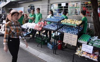 Co.op Food hỗ trợ hàng hóa thiết yếu cho người dân chung cư Carina