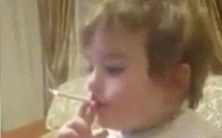 Bố mẹ bé 2 tuổi bị cảnh sát bắt khi để con hút thuốc lá