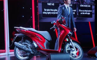 Chiều lòng người tiêu dùng Việt, Honda SH mới mở rộng cốp, trang bị kết nối bluetooth, ổ sạc thoại