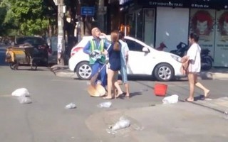 clip chủ shop tấn công nữ lao công khi bị nhắc nhở việc bỏ rác