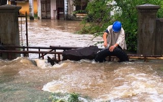 Từ Đà Nẵng đến Bình Định: Cuộc sống người dân đảo lộn vì mưa lũ