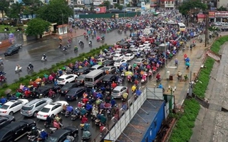 Giao thông Hà Nội rối loạn vì mưa lớn