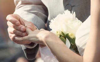Y tá giúp nữ bệnh nhân ung thư giai đoạn cuối làm "đám cưới trong mơ"