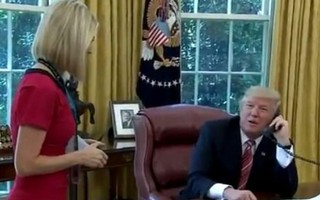 Tổng thống Trump ngừng điện đàm khen nữ phóng viên “cười xinh”