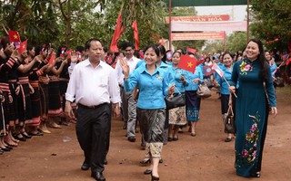 Hội LHPN Việt Nam và Lào trao học bổng, thăm mô hình kinh tế ở Gia Lai