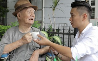 Nhạc sĩ Nguyễn Văn Tý mừng rỡ khi ca sĩ Phúc Lâm ghé thăm