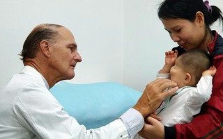 Giáo sư người Mỹ phẫu thuật miễn phí cho 16 trẻ em bị bệnh hiểm nghèo tại Việt Nam 