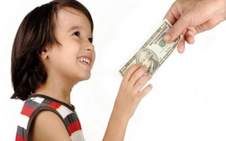 Cha mẹ “kèn kẹt” vì sợ tiền làm hư con