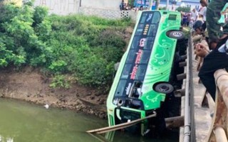 Thanh Hóa: Xe khách đâm gãy thành cầu, lao xuống sông gây tai nạn nghiêm trọng
