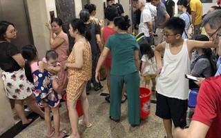 Hà Nội: Vẫn chưa có kết luận chất lượng nước, dân di tản để tránh 'bão'