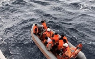 Nghệ An: Tàu cứu nạn đưa 7 ngư dân vụ chìm tàu vào đất liền
