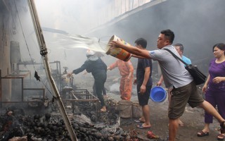 Cháy chợ ở Hà Nội hàng trăm tiểu thương căng mình dập lửa