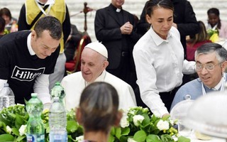 Giáo hoàng ăn trưa với 1.500 người nghèo và vô gia cư