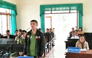 Hà Tĩnh: Mẹ đội đơn đi kêu cứu cho con trai