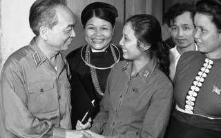 Đại tướng Võ Nguyên Giáp với phụ nữ Việt Nam