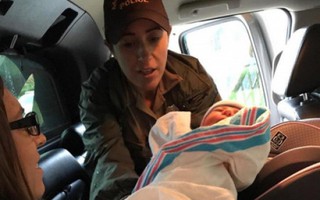 Người mẹ tự sinh con giữa siêu bão Irma