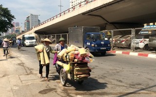 Mưu sinh ở Hà Nội: Ngày đi bộ 30km, mỗi năm lương tăng chỉ 10 nghìn đồng