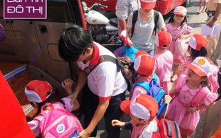 40 trẻ mầm non gào khóc khi xe khách dính chặt xe ben