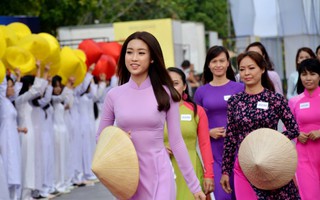 Hoa hậu Đỗ Mỹ Linh dẫn đầu đoàn diễu hành áo dài