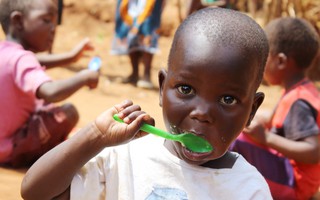 Nghịch cảnh lãng phí lương thực trong khi trẻ chết đói gia tăng