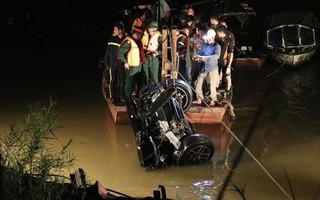 Người cầm lái chiếc xe Mercedes lao xuống sông Hồng là cô gái 22 tuổi
