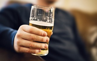 Uống dầu ăn ngăn được say rượu bia?