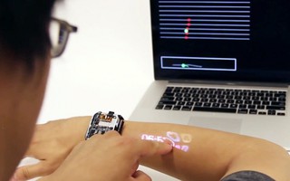 Đồng hồ biến cánh tay người dùng thành màn hình cảm ứng