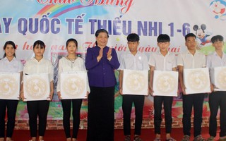 Phó Chủ tịch Quốc hội Tòng Thị Phóng tặng quà trẻ em Làng Hòa Bình