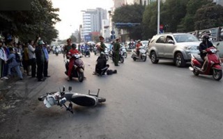 Hà Nội: Ô tô va chạm xe đạp điện, một phụ nữ nhập viện